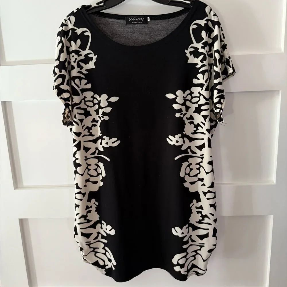 Relipop Black and White Floral Women's Top or dress size Large